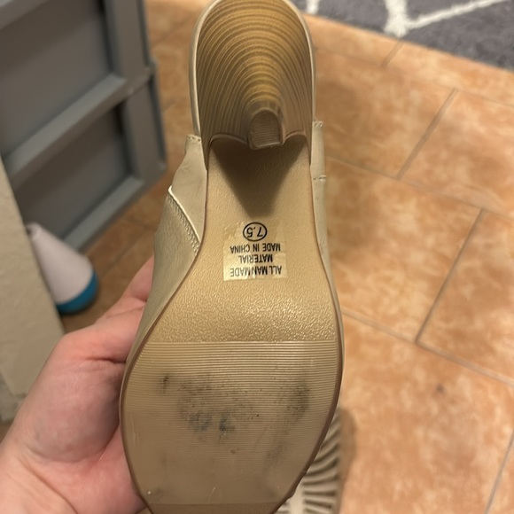 Tan sandals - Picture 4 of 4